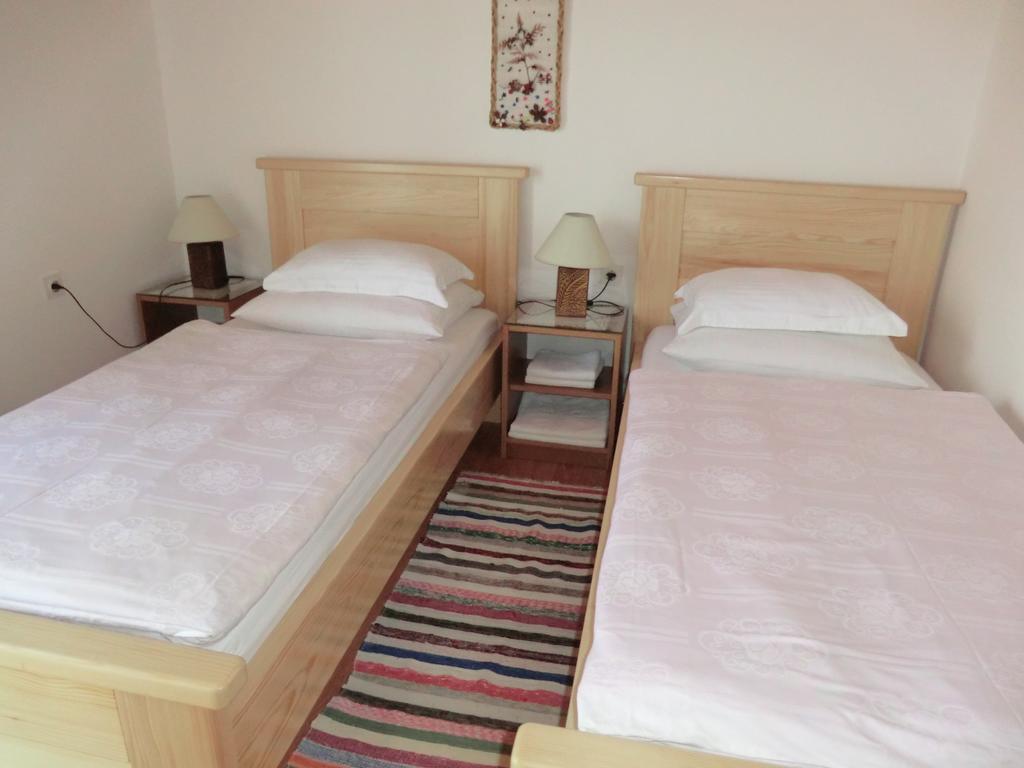Hotel Pansion Izvor à Korenica Extérieur photo
